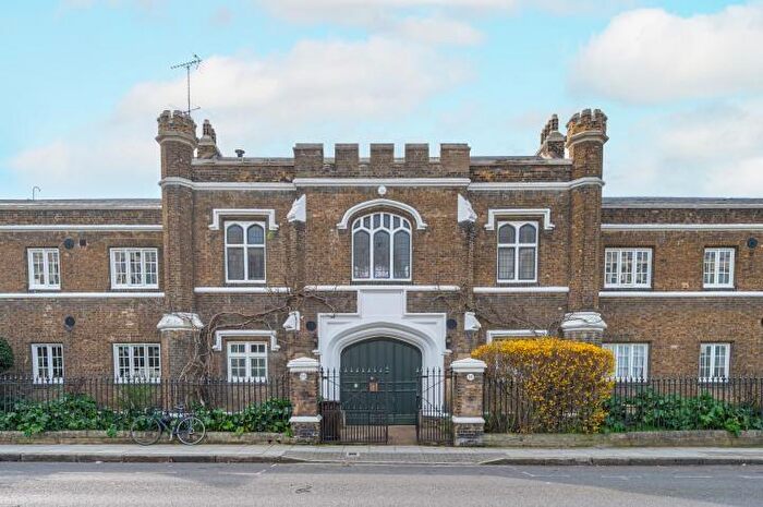 1 Bedroom Flat For Sale In Pilgrims Cloisters, Sedgmoor Place, London, SE5