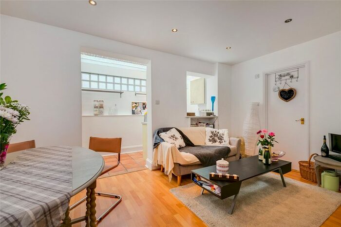 Maisonette To Rent In Shepherds Bush Road, London, W6