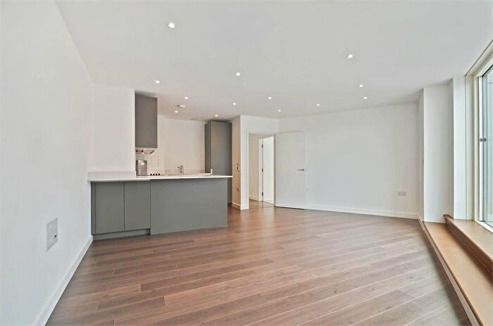 3 Bedroom Apartment To Rent In Pinnacle Apartments, Saffron Central Square, Croydon, CR0