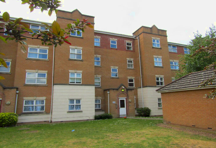 2 Bedroom Flat To Rent In Pickfords Gardens, Slough, Berkshire, SL1