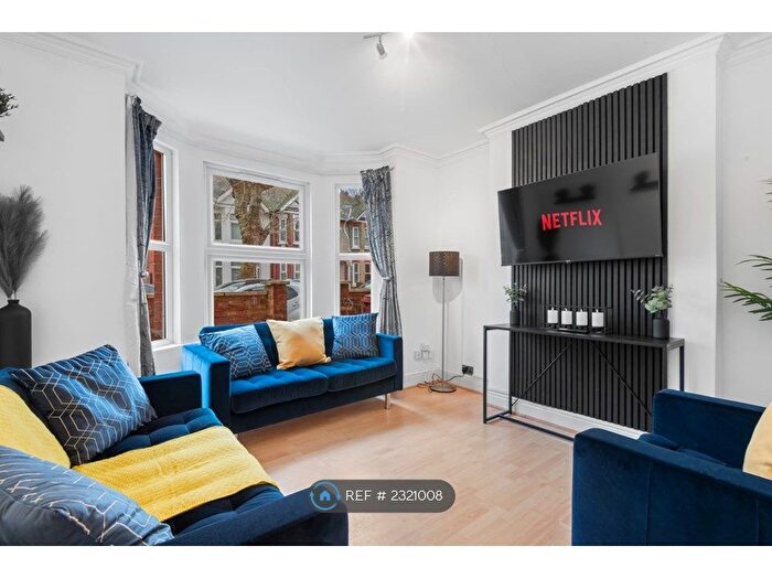 4 Bedroom Semi-Detached House To Rent In Wantage Road, Reading, RG30