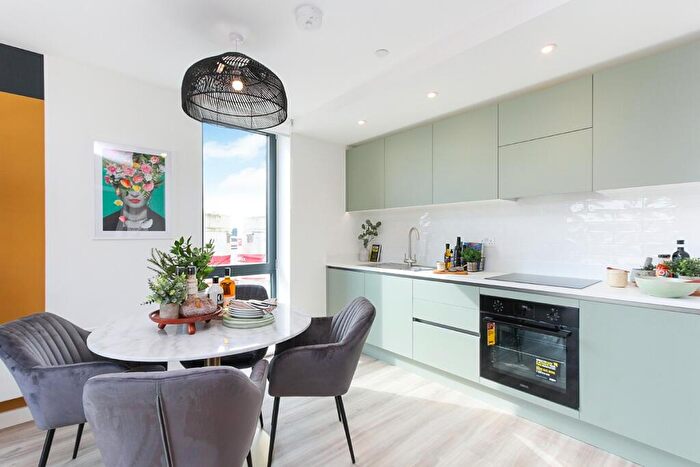 2 Bedroom Apartment For Sale In Calibra Court, Kimpton Road, Luton, LU2