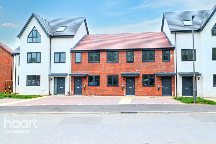 6 Bedroom End Of Terrace House For Sale In Eighth Avenue, Aylesbury, HP19