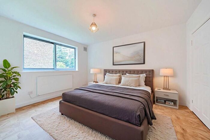 2 Bedroom Flat For Sale In Bow, London, E3