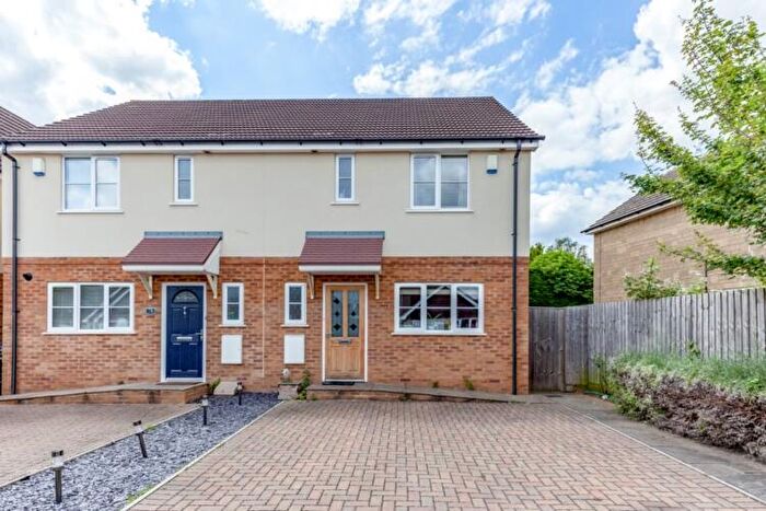 3 Bedroom Semi-Detached House To Rent In Taylor Close, Bicester, OX26