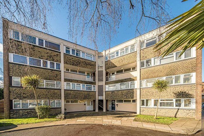 3 Bedroom Maisonette For Sale In Avenue Road, Hampton, TW12