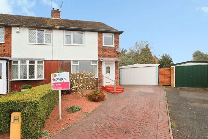 3 Bedroom Semi Detached House For Sale In Hawthorn Grove, Kidderminster, DY11