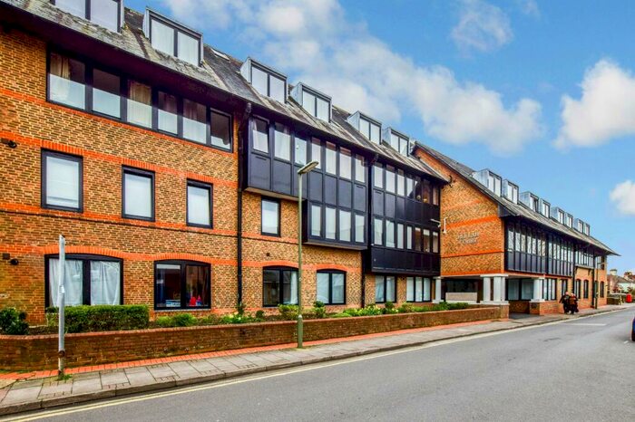 2 Bedroom Flat To Rent In Albert Road, Horley, RH6