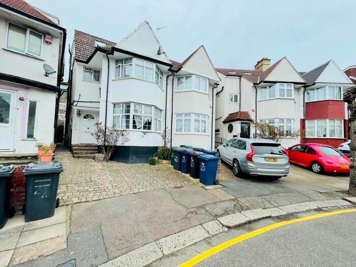 Studio To Rent In Clifton Gardens, London, NW11