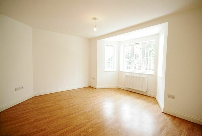 3 Bedroom Flat To Rent In Lyons Court, Green Hundred Road, Peckham, SE15