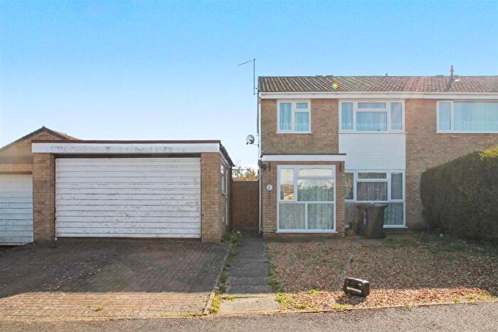 4 Bedroom Semi-Detached House To Rent In Orwell Close, Raunds, Wellingborough, NN9