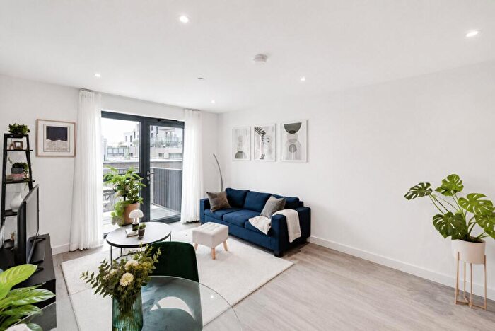 1 Bedroom Apartment For Sale In Damsel Grove, London, N4