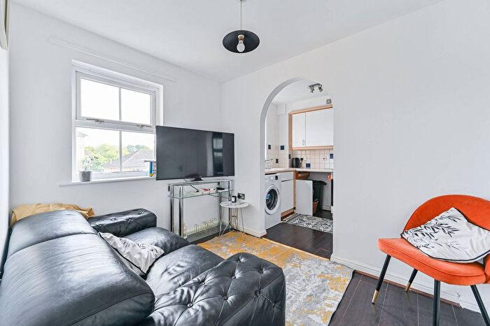2 Bedroom Flat To Rent In Commercial Way, Peckham, London, SE15