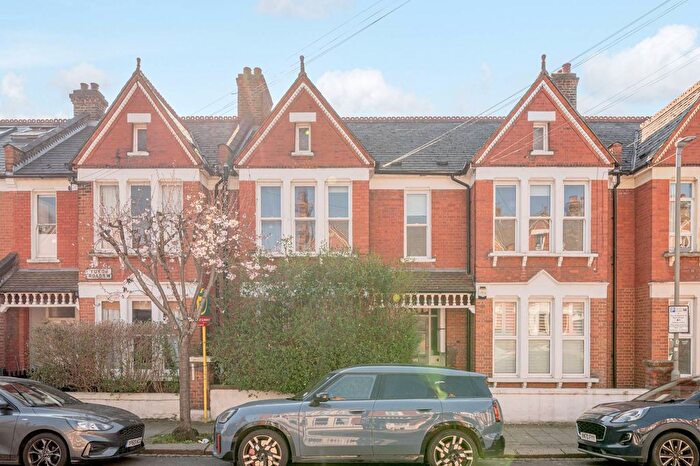 2 Bedroom Flat To Rent In Yukon Road, Clapham South, London, SW12