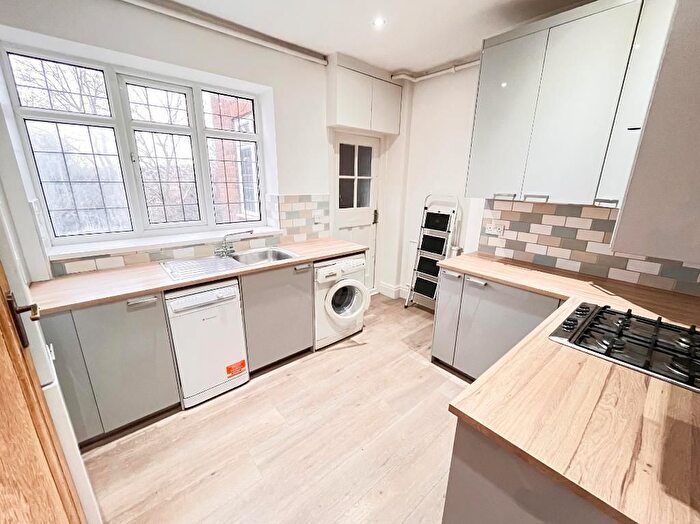 2 Bedroom Flat To Rent In Hendon Way, Childs Hill, London, NW2