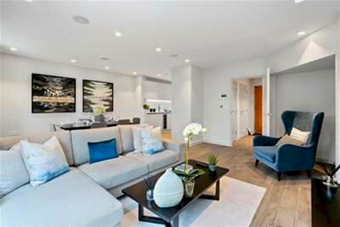 4 Bedroom House To Rent In Thames Street, Weybridge, KT13