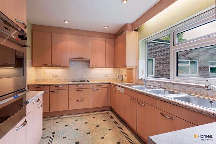 3 Bedroom Flat For Sale In Park Lane, Salford, M7