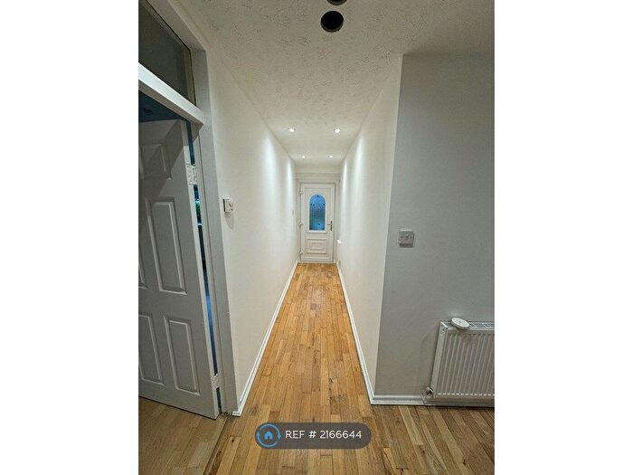 3 Bedroom Flat To Rent In Berneray Street, Glasgow, G22