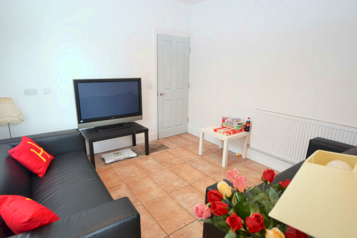 6 Bedroom Semi-Detached House To Rent In Wilford Lane, West Bridgford, NG2