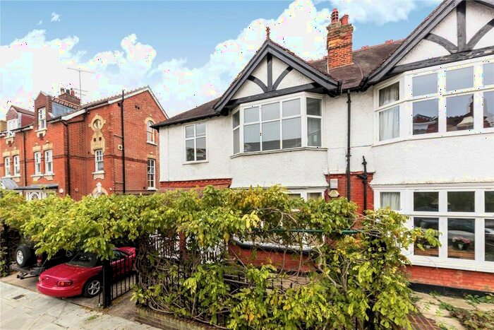 3 Bedroom Flat To Rent In Sheen Park, Richmond, TW9