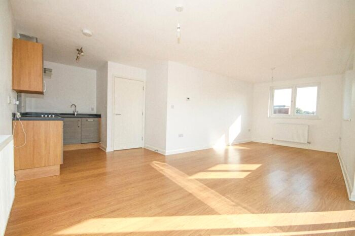 2 Bedroom Flat To Rent In High Street, Sittingbourne, Kent, ME10