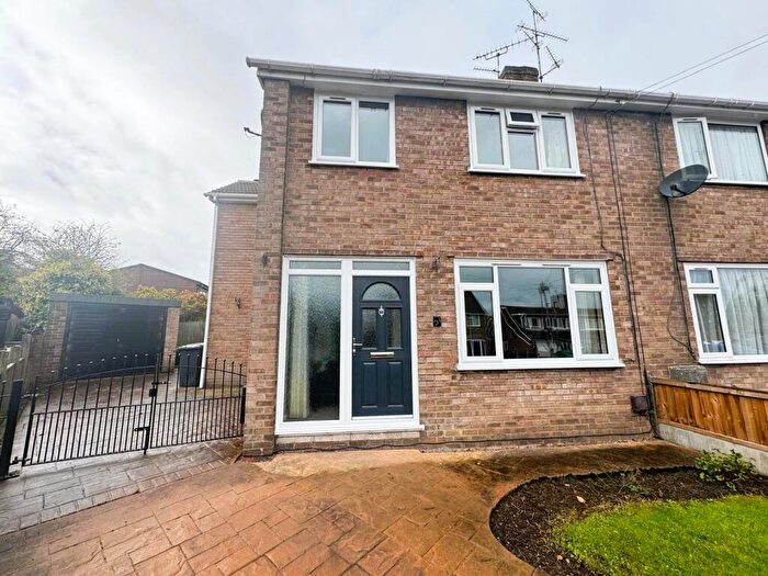 4 Bedroom Semi-Detached House For Sale In Dale Close, Stonebroom, DE55
