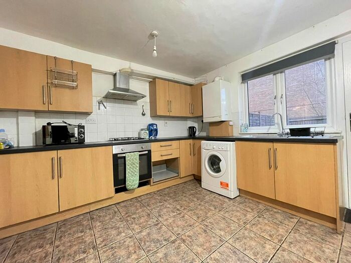 5 Bedroom Town House To Rent In Shearling Way, London, N7