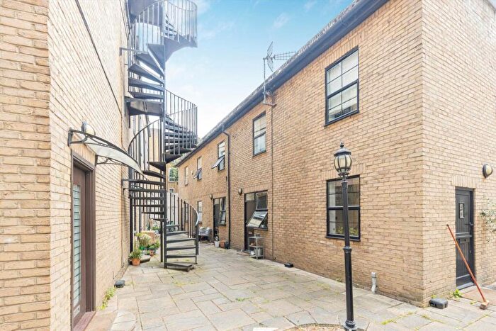 3 Bedroom Semi-Detached House To Rent In Shore Road, Hackney, E9