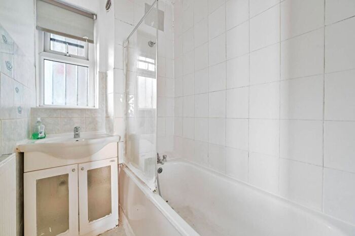 2 Bedroom Flat To Rent In Amhurst Road, Clapton, London, E8