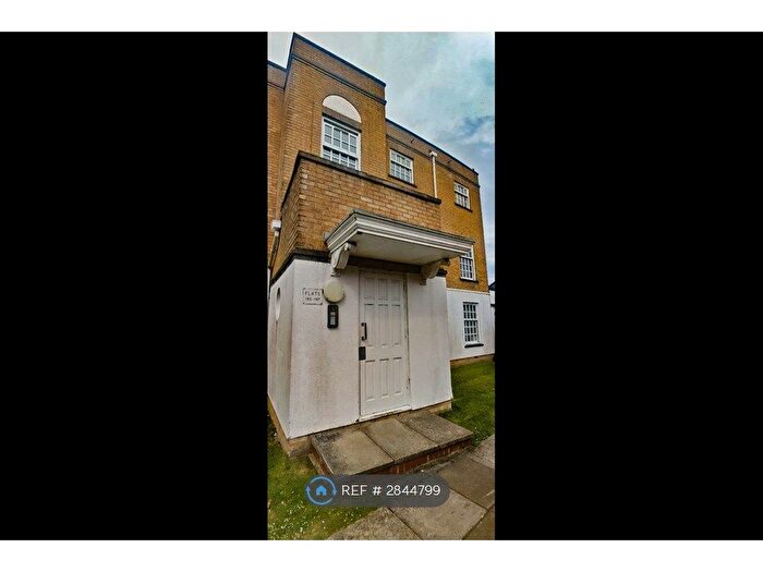 2 Bedroom Flat To Rent In Leigh Hunt Drive, London, N14