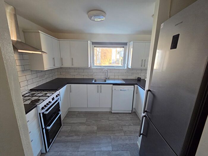 3 Bedroom Flat To Rent In St. Clairs Road, East Croydon, Croydon, CR0
