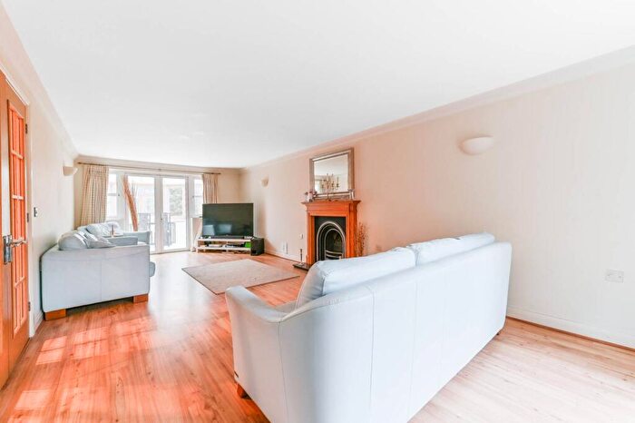 5 Bedroom Detached House For Sale In Water Mead, Coulsdon, Chipstead, CR5