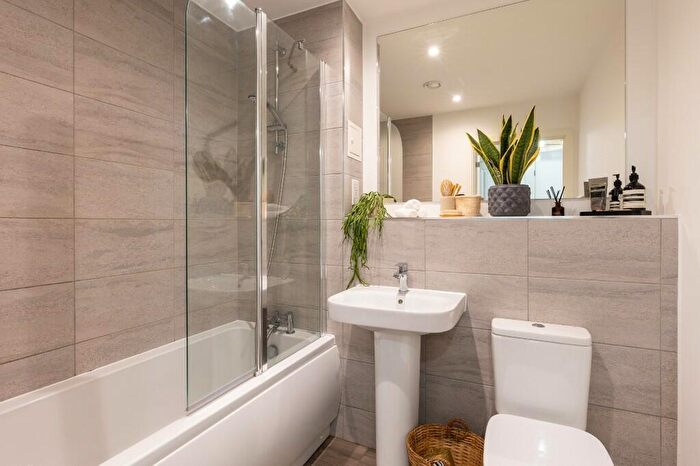 1 Bedroom Flat To Rent In Flat, Marina Place, Birmingham, B16