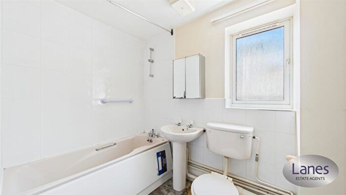 1 Bedroom Flat For Sale In Eleanor Way, Waltham Cross, EN8