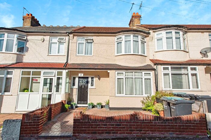 3 Bedroom Terraced House For Sale In Pinnocks Avenue, Gravesend, Kent, DA11