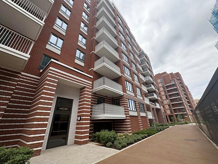 3 Bedroom House To Rent In Langham Grove, London, SE28