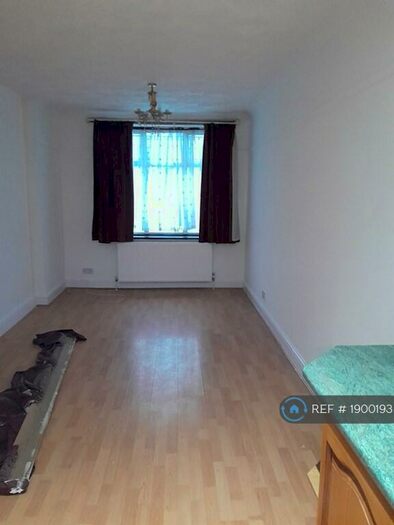 2 Bedroom Flat To Rent In Merrivale Avenue, Ilford Essex, IG4