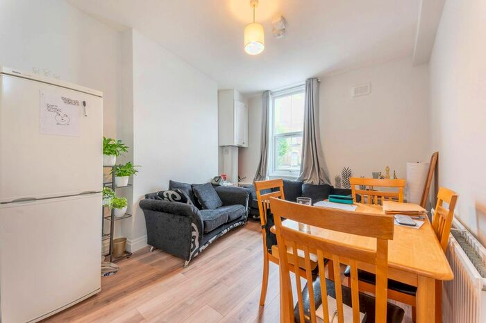 2 Bedroom Flat To Rent In Uxbridge Road, Shepherd's Bush, London, W12