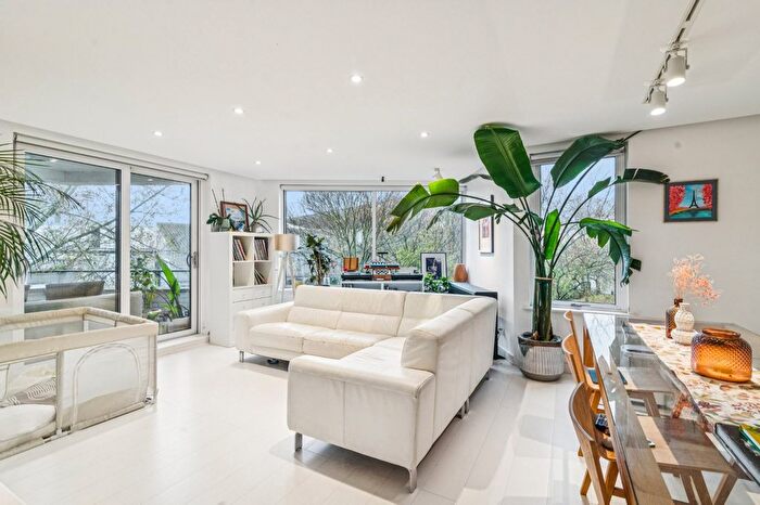 3 Bedroom Flat To Rent In Alder Lodge, Stevenage Road, SW6