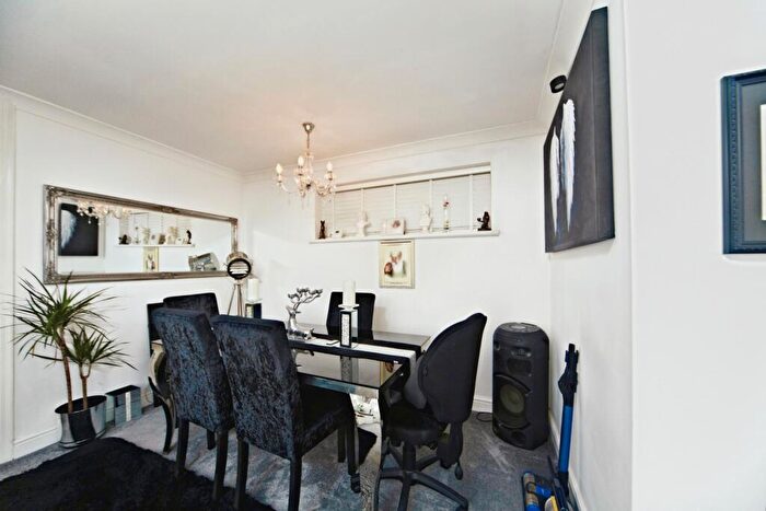 1 Bedroom Flat For Sale In Lennox Gardens, Croydon, Surrey, CR0