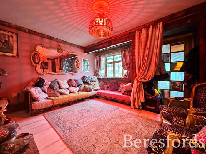 3 Bedroom End Of Terrace House For Sale In Diban Avenue, Hornchurch, RM12