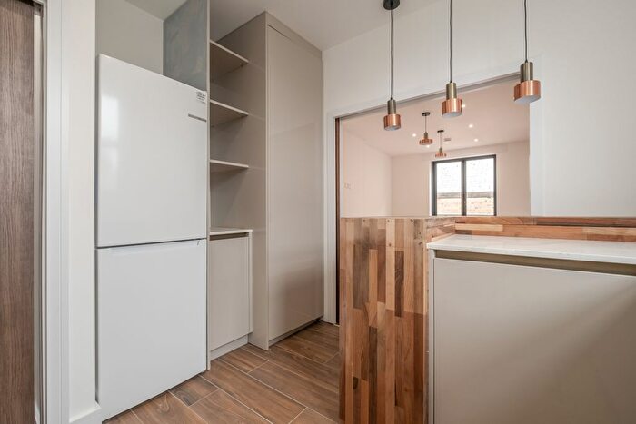 2 Bedroom Flat To Rent In Freshford Street, London, SW18