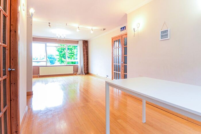 2 Bedroom Flat To Rent In Hempstead Road, Watford, Hertfordshire, WD17
