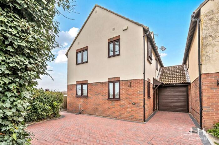 4 Bedroom Detached House For Sale In Elm Park Avenue, Hornchurch, RM12