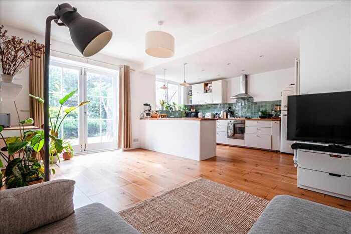 1 Bedroom Apartment For Sale In Colvestone Crescent, Dalston, E8