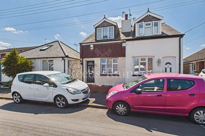 2 Bedroom Semi-Detached House For Sale In Alfred Road, Dartford, Kent, DA2
