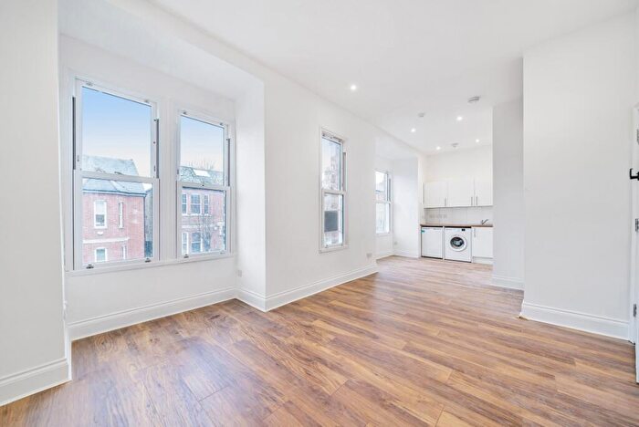 Semi-Detached House To Rent In St. Julians Farm Road, London, SE27