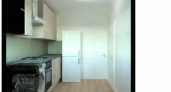 3 Bedroom Flat To Rent In Dagenham, RM8