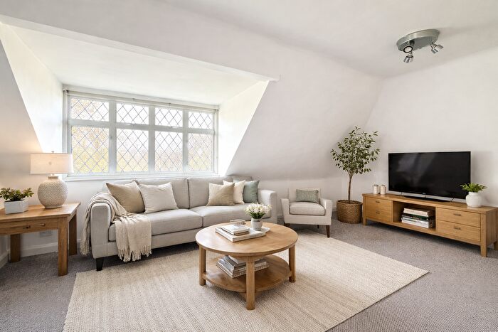 3 Bedroom Flat To Rent In Hutton Grove, London, N12