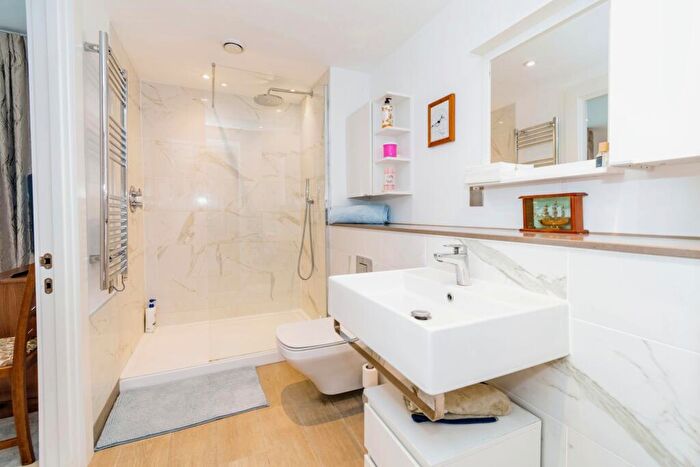 2 Bedroom Flat For Sale In Maritime Walk, Ocean Village, Southampton, Hampshire, SO14